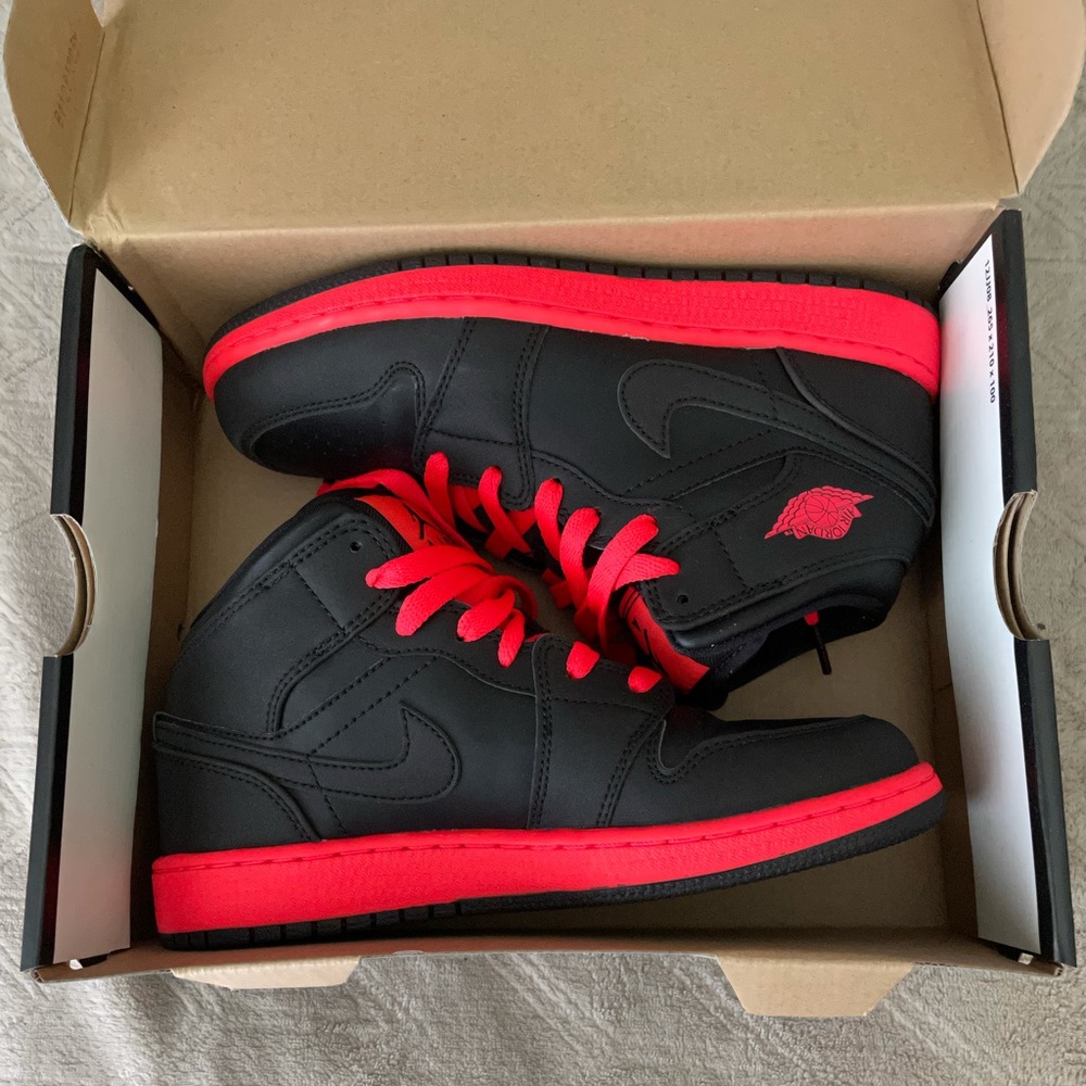 Air Jordan 1 mid. NIB Never worn